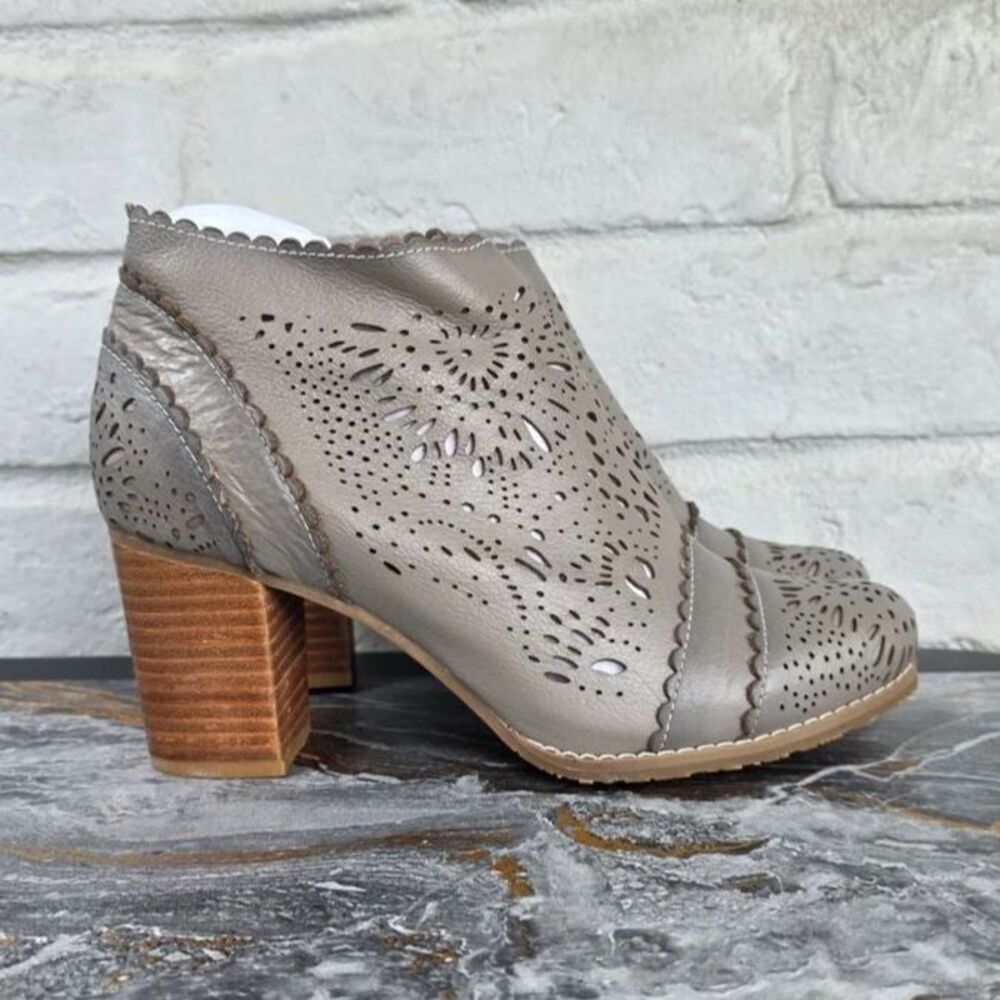 L'Artiste by Spring Step Bao Gray Leather Laser Cut Ankle Booties Boots Size 8